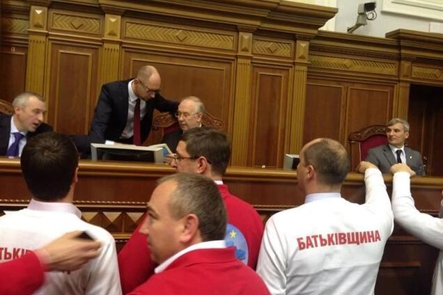 Оппозиция заблокировала трибуну Рады