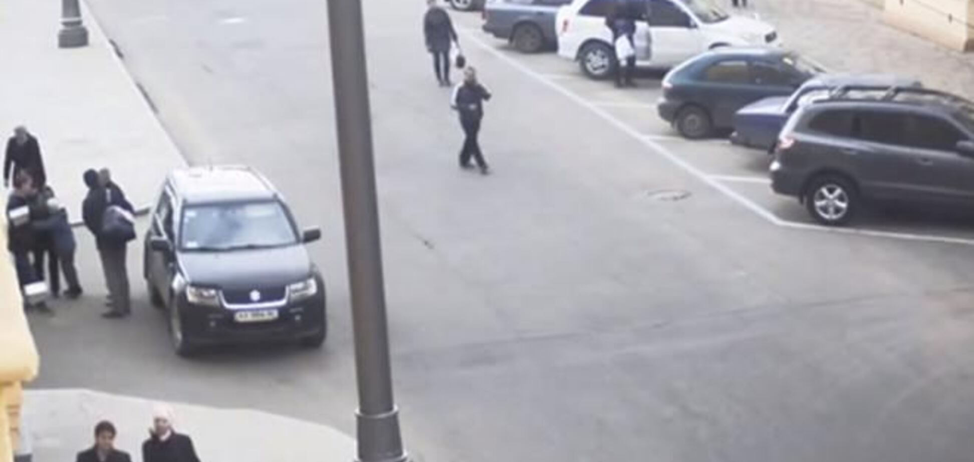 В Харькове камера сняла незаметный грабеж машины