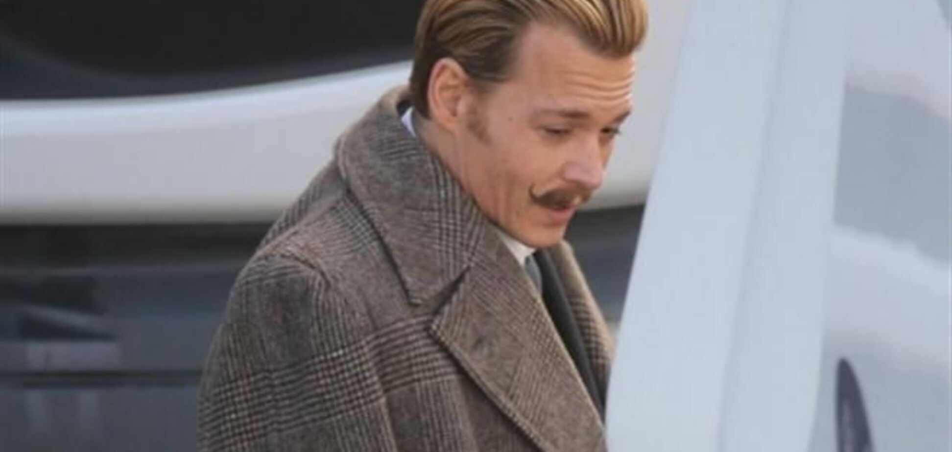 Усатый блондин Джонни Депп предстал в образе жулика