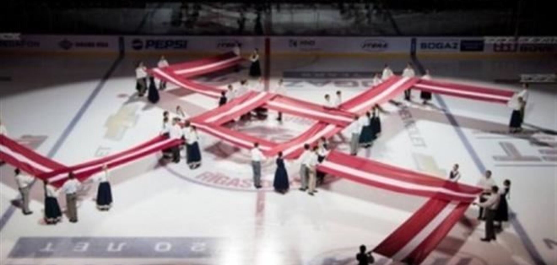 В Латвии перед матчем КХЛ на льду развернули свастику