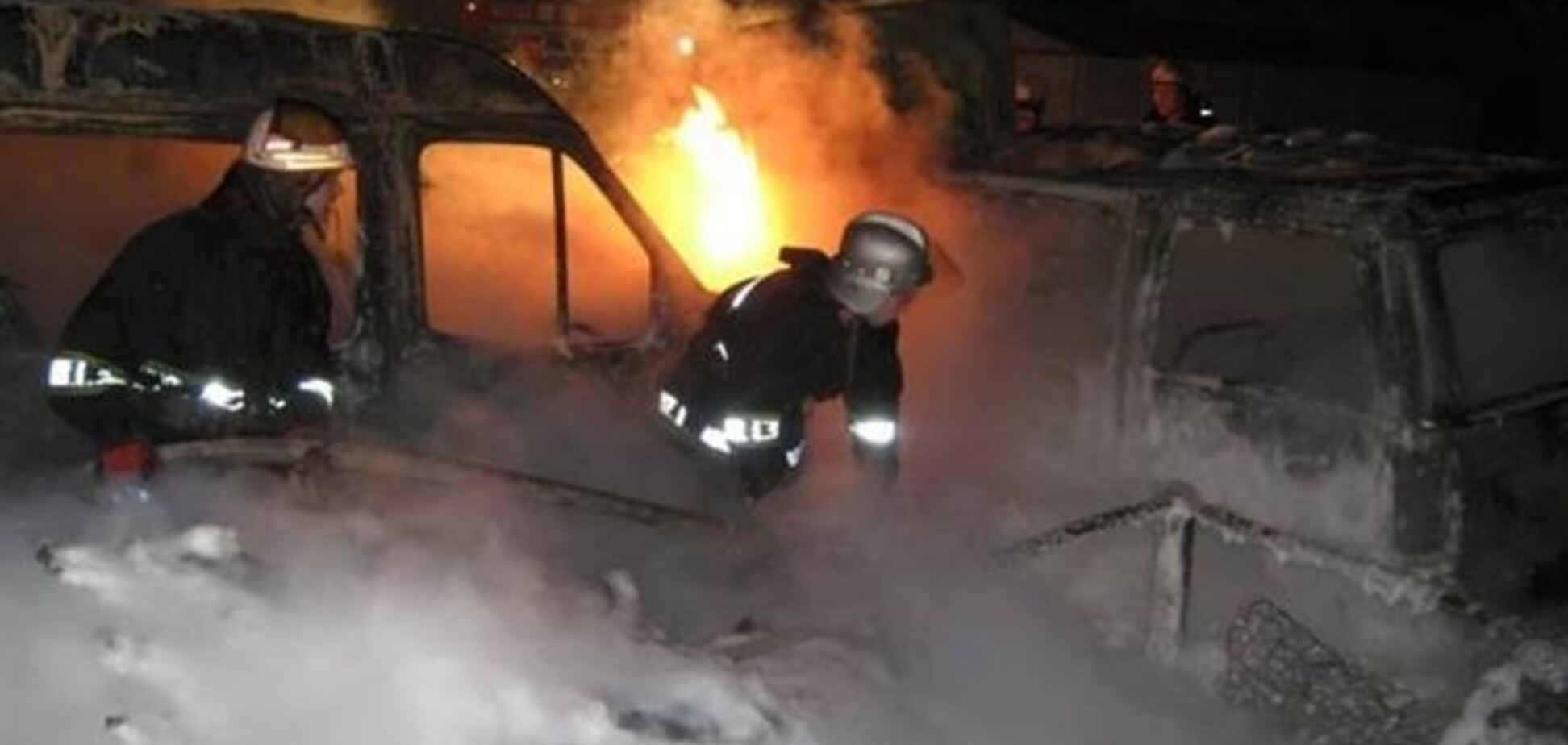 В Киеве ночью подожгли десять автомобилей