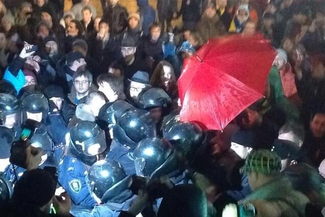 На Евромайдане в Киеве протестующие столкнулись с 'Беркутом'