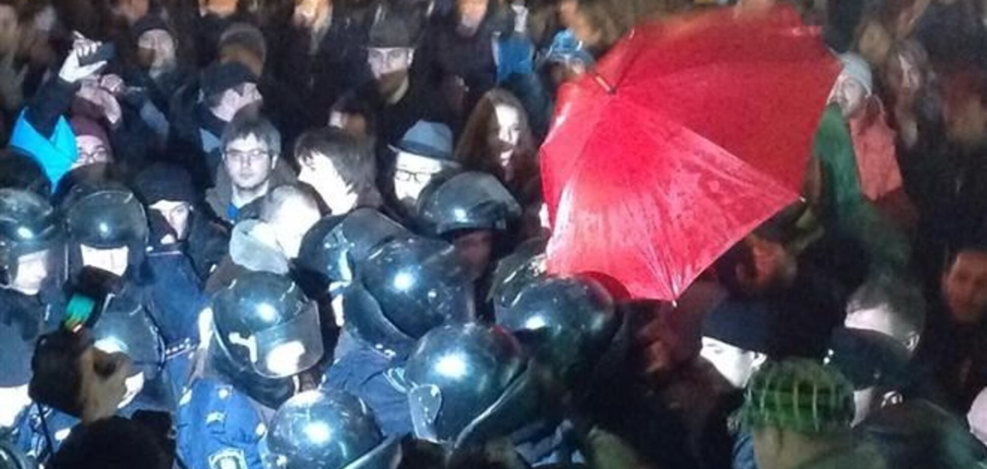 На Евромайдане в Києві протестувальники зіткнулися з 'Беркутом'