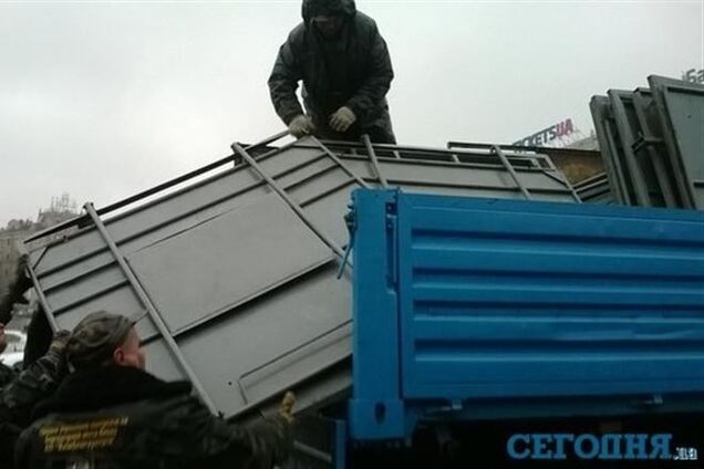 На Майдане Незалежности под крики 'Ганьба!' ставят забор