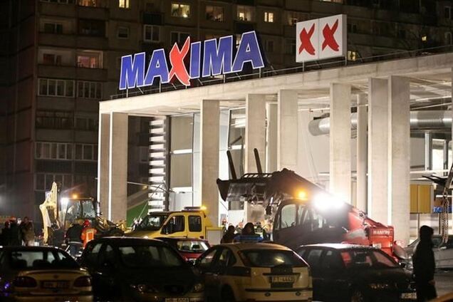 Обрушение торгового центра в Риге: погибших уже 32
