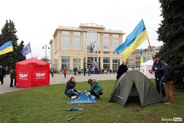 Евромайдан поширився на Львів, Чернівці, Донецьк, Івано-Франківськ і Луцьк