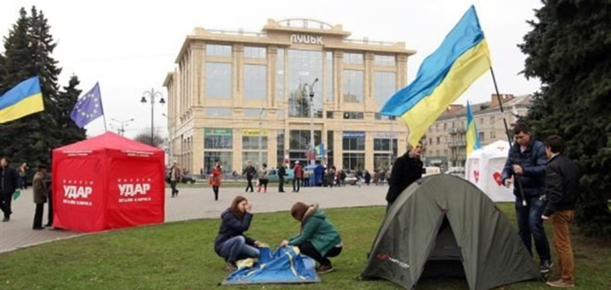 Евромайдан поширився на Львів, Чернівці, Донецьк, Івано-Франківськ і Луцьк