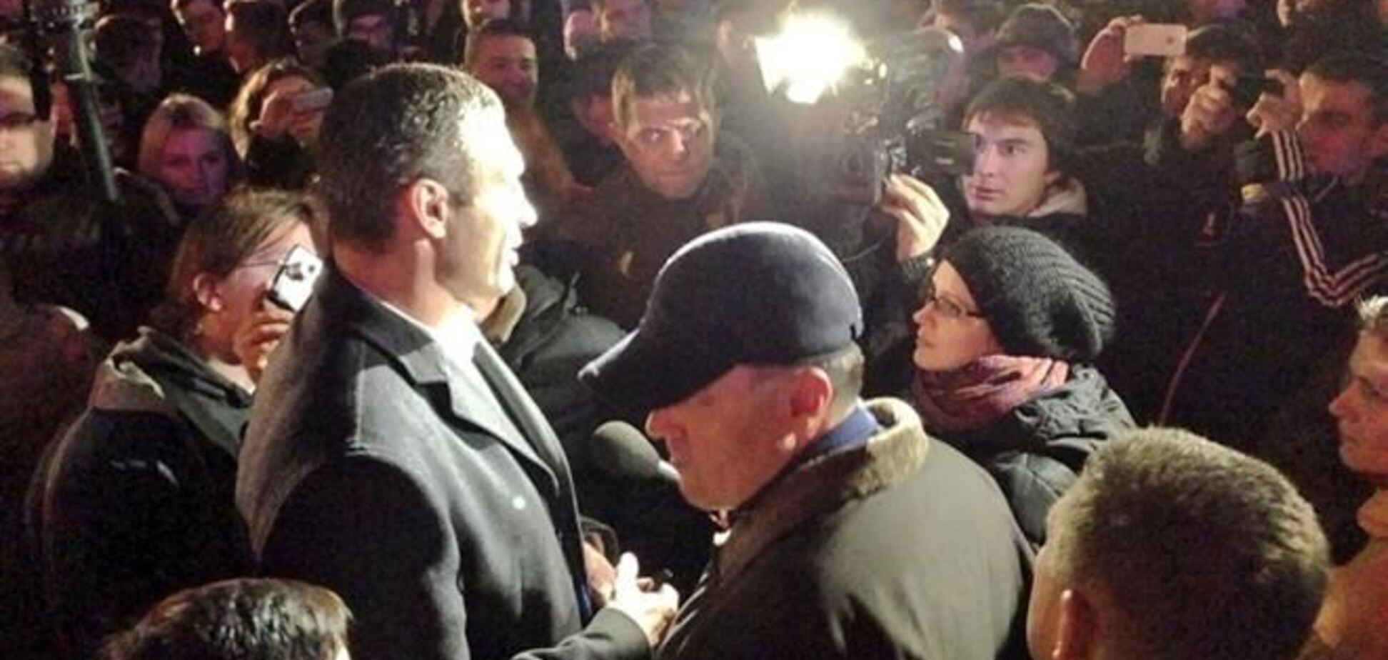 На майдановской трибуне перебор депутатов - Рыбачук