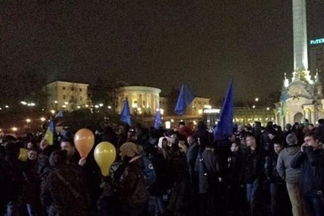 На Евромайдане в Киеве презентовали ручку, которой Янукович подпишет ассоциацию с ЕС