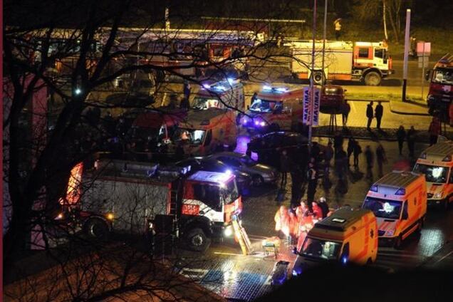 Растет количество жертв обрушения ТЦ в Риге