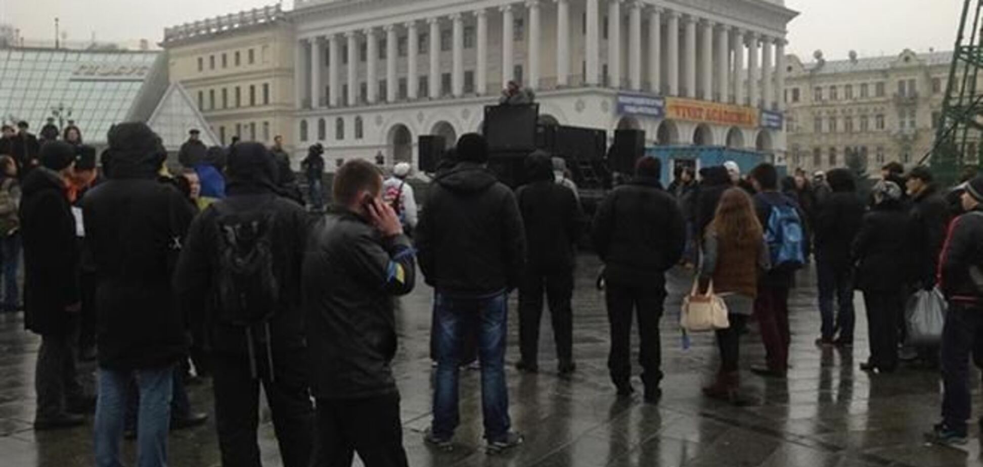 Около 200 человек остаются на Майдане