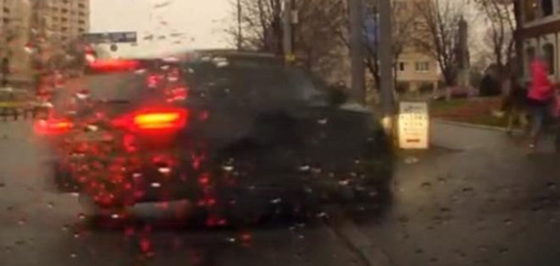 В Киеве иномарка вылетела на тротуар с пешеходами