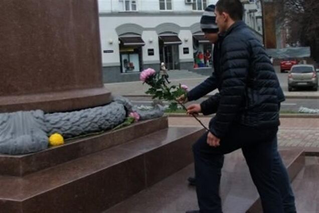 У Донецьку пам'ять жертв Голодомору вшанували близько 20 осіб