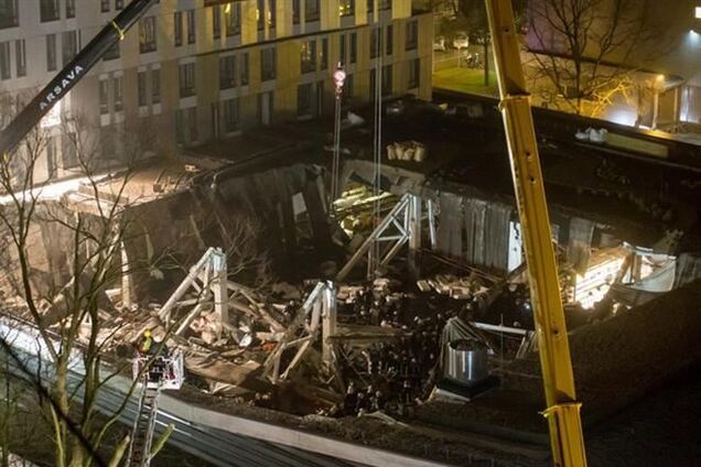 13 человек считаются пропавшими без вести под завалами ТЦ в Риге