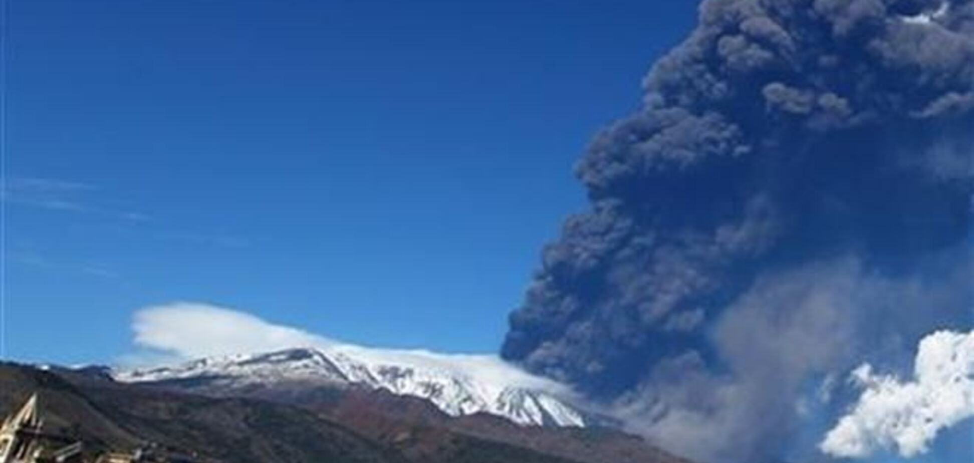 Вулкан Этна засыпал Сицилию вулканической пылью