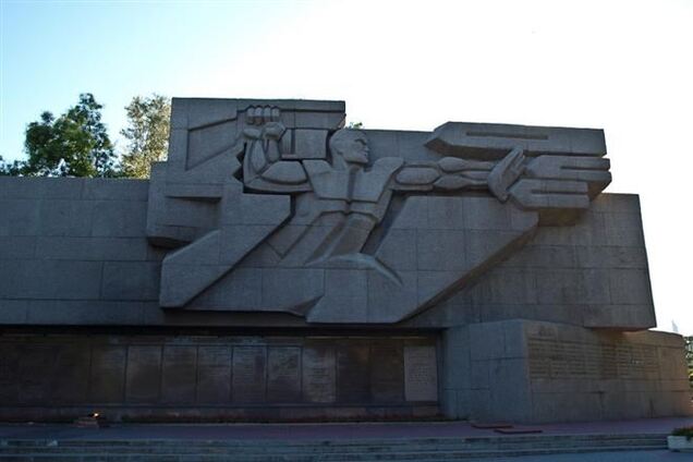 Вандалы осквернили памятник защитникам Севастополя