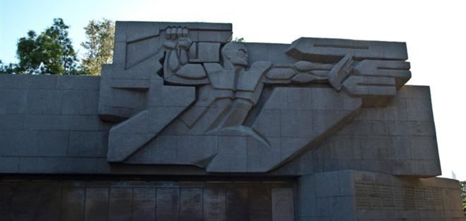 Вандалы осквернили памятник защитникам Севастополя  