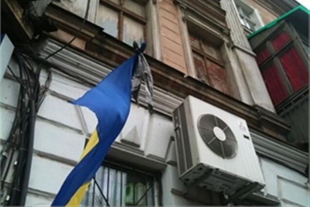 Скандал в Одессе: коммунальщики надели на флаг Украины мусорный пакет