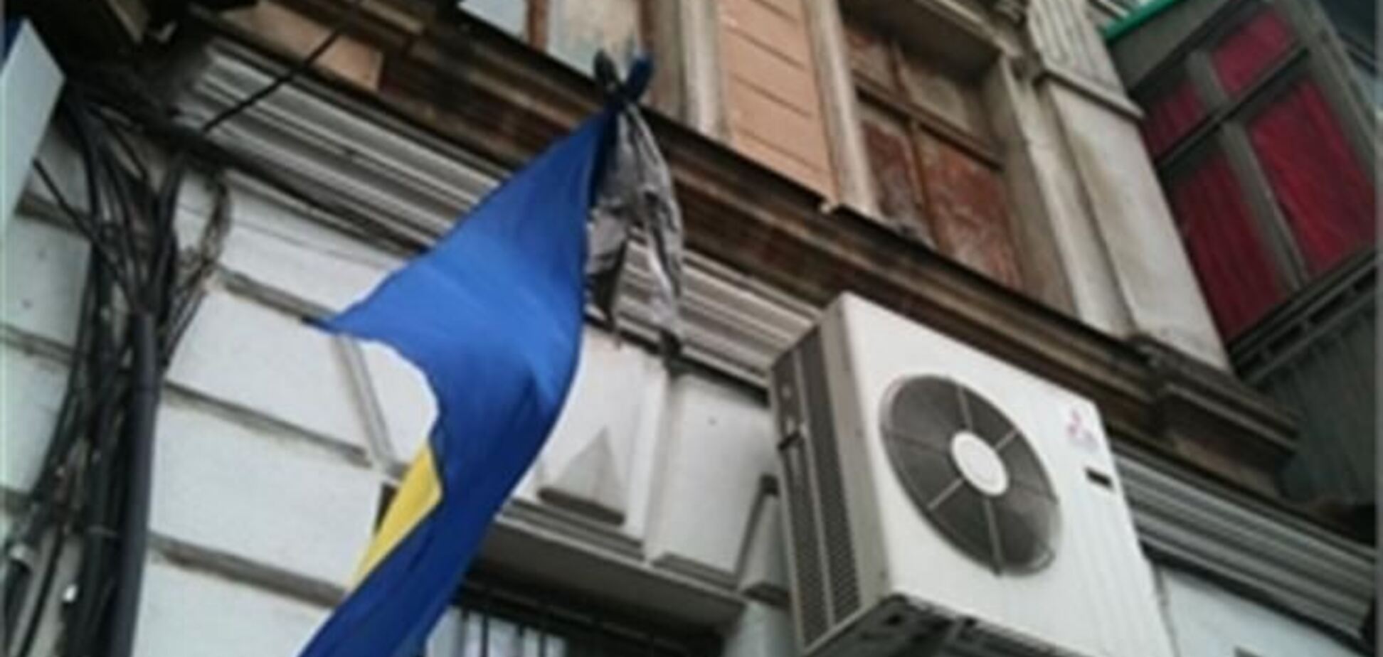 Скандал в Одесі: комунальники наділи на прапор України сміттєвий пакет