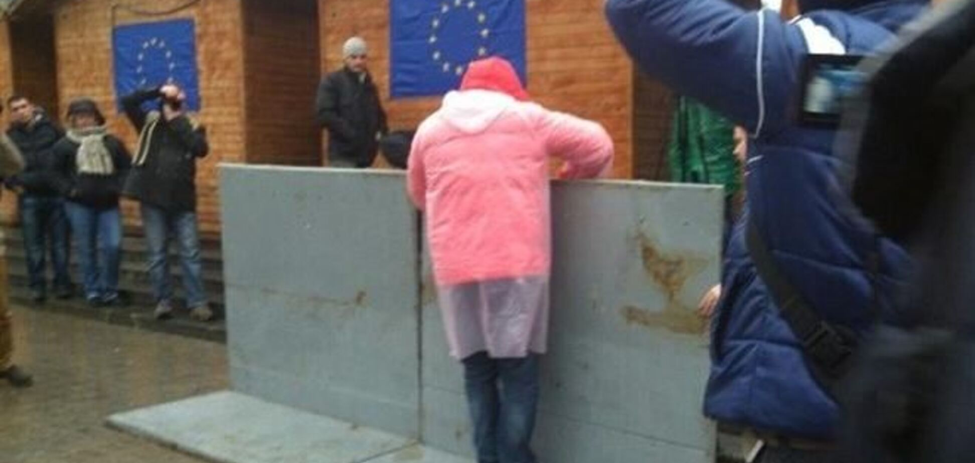 В Киеве активисты Евромайдана снесли милицейский забор