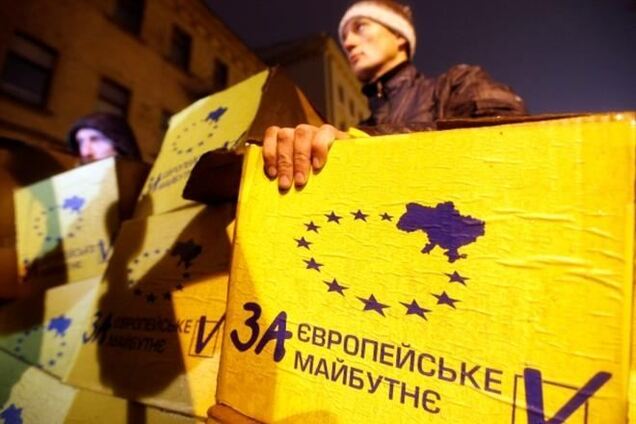 'Евронаступ' передал Януковичу более миллиона подписей за евроинтеграцию