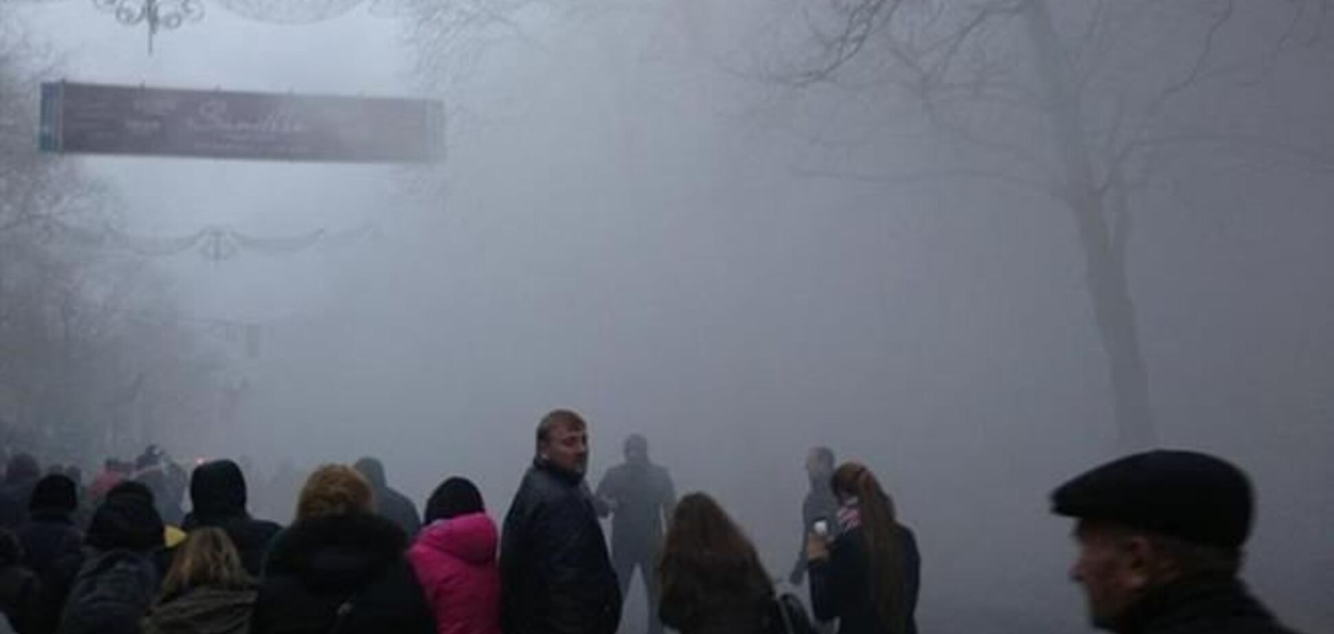 Под Кабмином бросили дымовую шашку, прошли столкновения