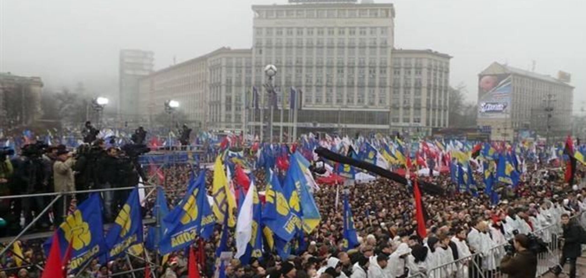 Митингующие идут к Кабмину