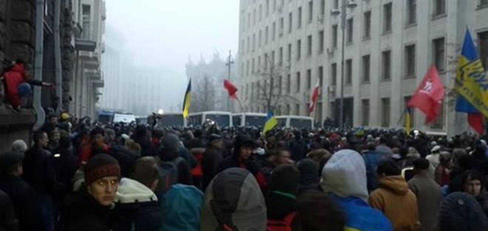 Протестующие вывесили у здания Кабмина флаги ЕС и УПА