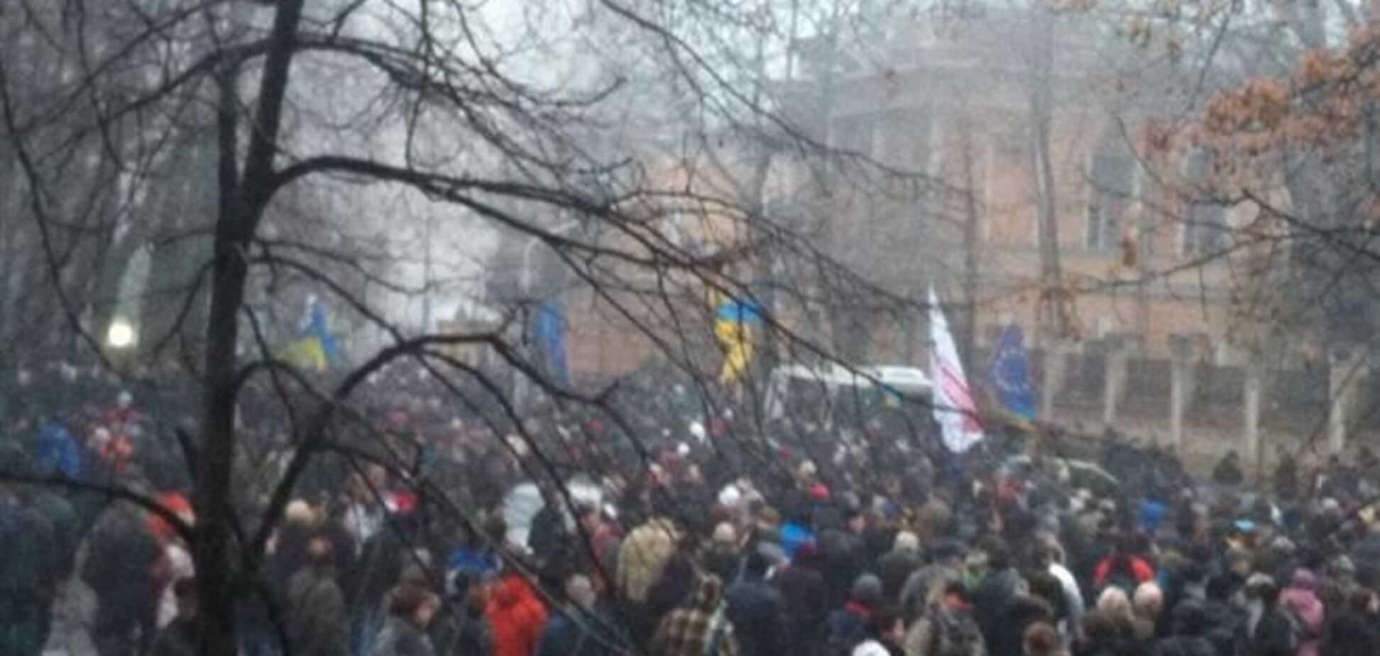 Толпа повернула к Администрации Президента, ее уже окружает 'Беркут'