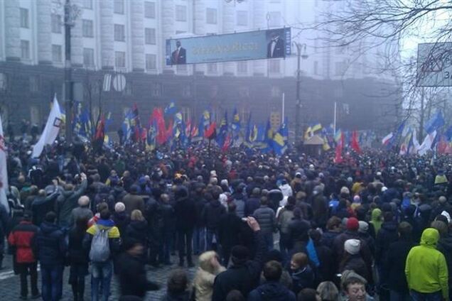 Под Кабмином избивают митингующих за попытку сделать фото?