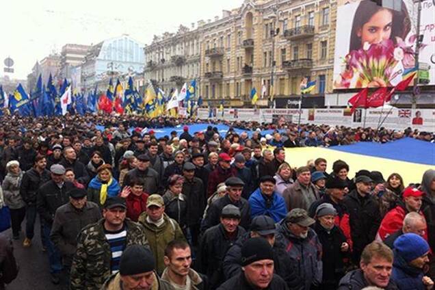 Митингующие прорвали кордон 'Беркута' с криками 'Банду геть!'