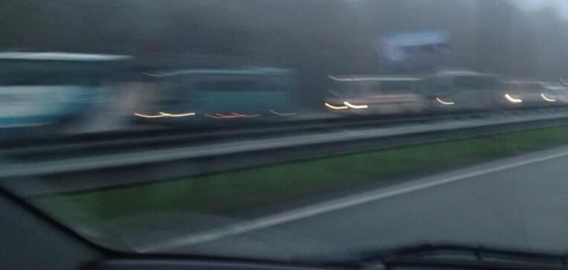 Twitter: на Бориспольском шоссе остановили автобусы с участниками Евромайдана