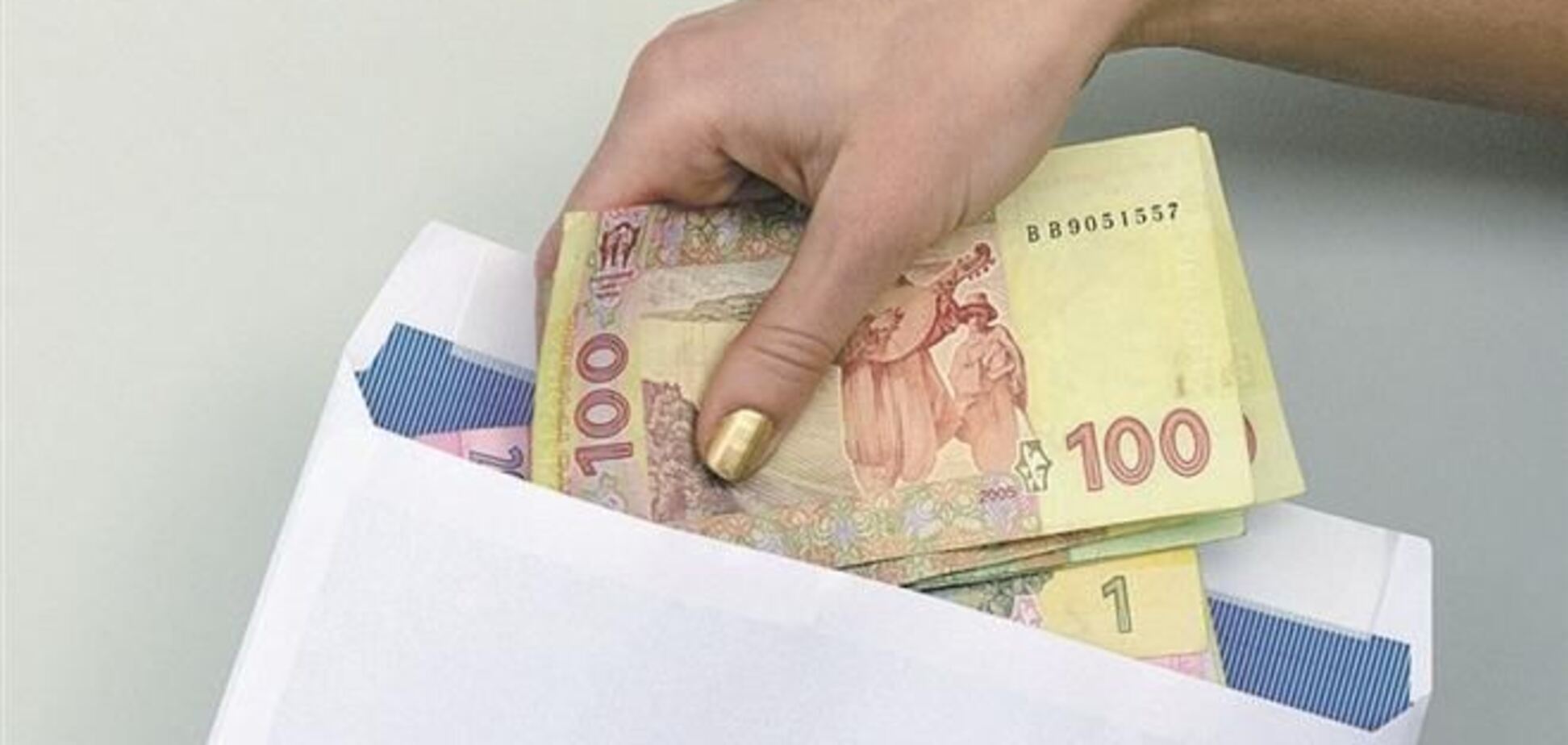 Украинцы не верят в победу государства над 'черными зарплатами' - опрос