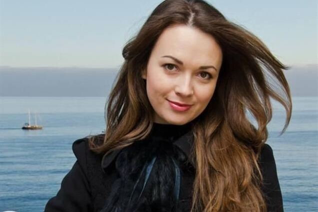 Супруга крымского министра из-за шубы села на шпагат