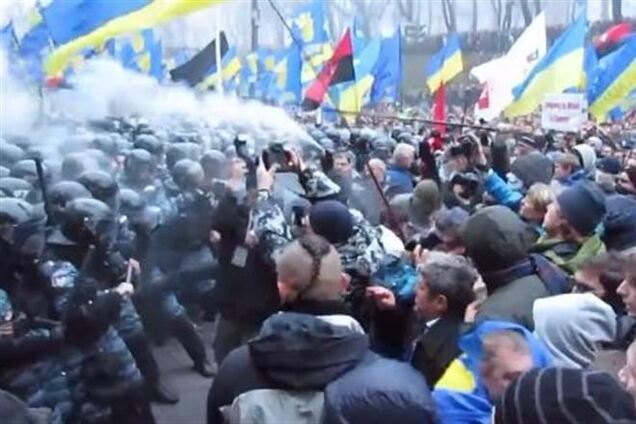 В воскресенье 'Беркут' применил слезоточивый газ, защищаясь от митингующих