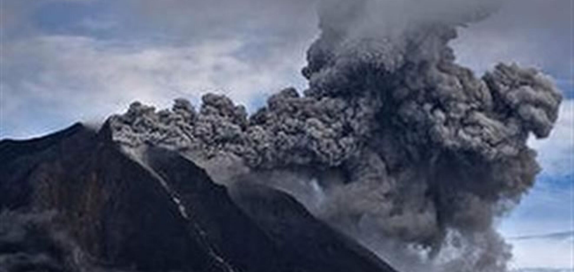 Виверження вулкана в Індонезії: 20 тисяч людей евакуйовано 