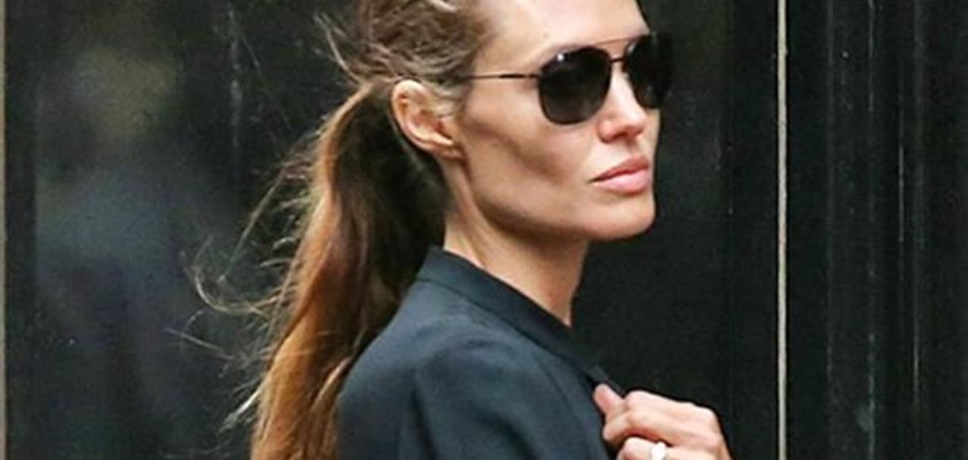 Анджелина Джоли превращается в скелет