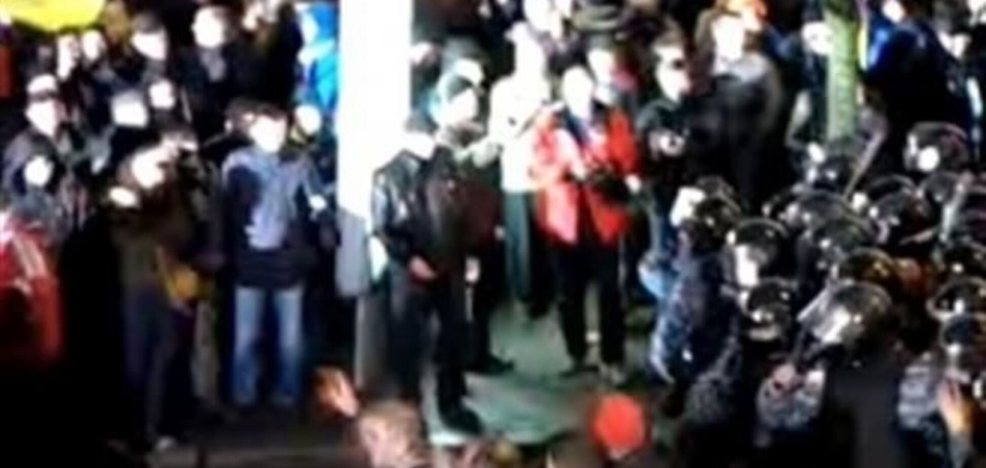 На Европейской площади начались столкновения активистов с 'Беркутом'