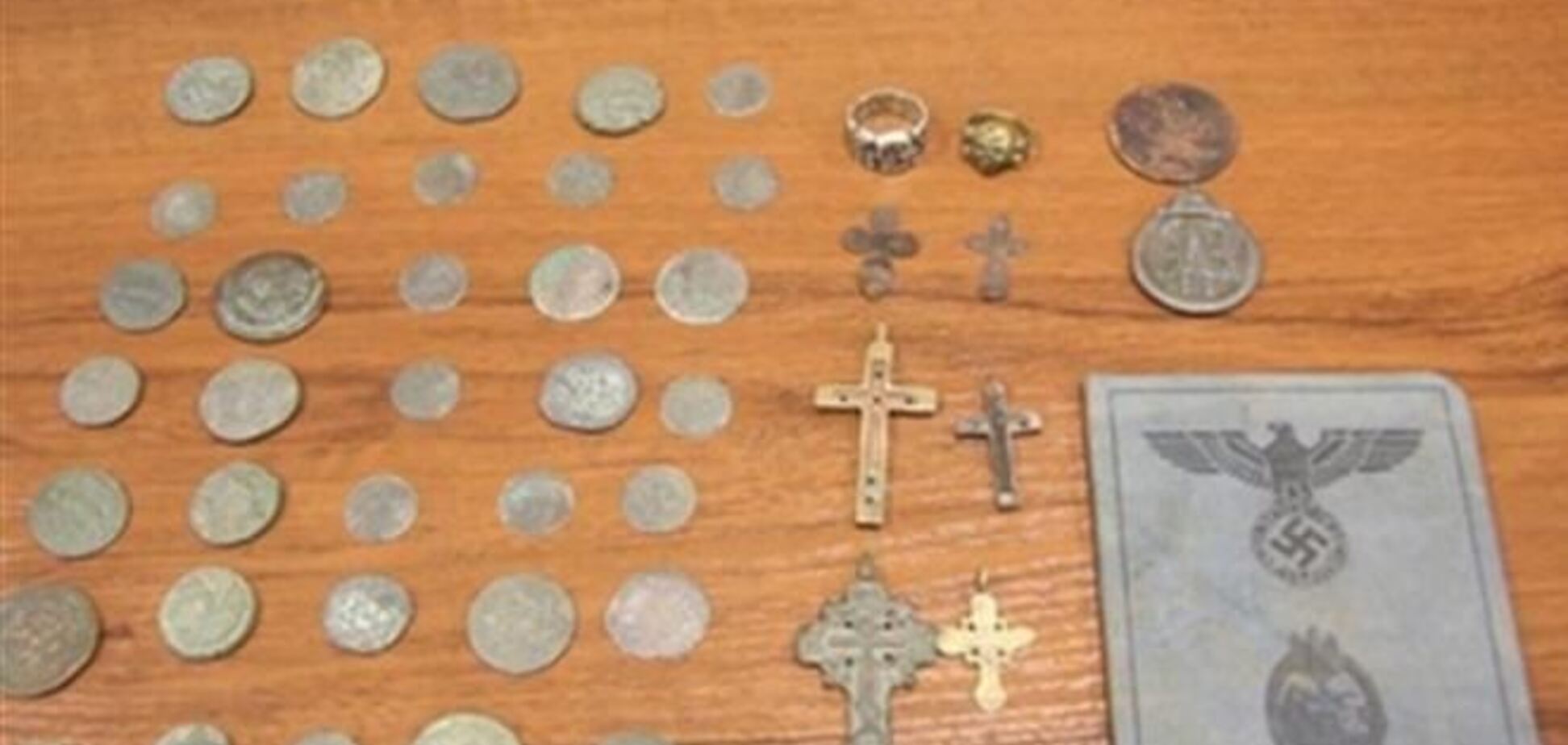 В Жулянах задержали британца с чемоданом монет и оберегов