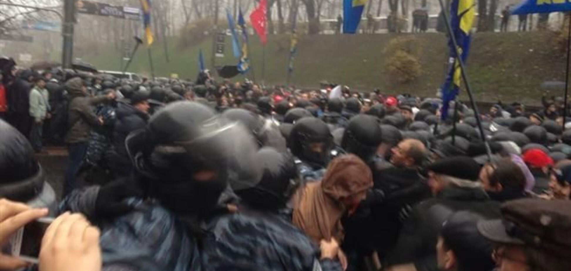 Под Кабмином 'Беркут' применил против митингующих слезоточивый газ