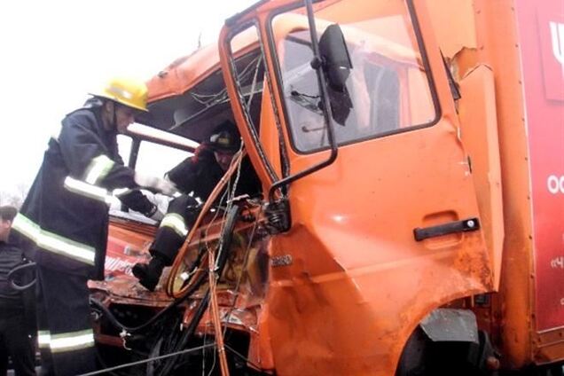 В Киеве из-за ямы водителя грузовика зажало в кабине