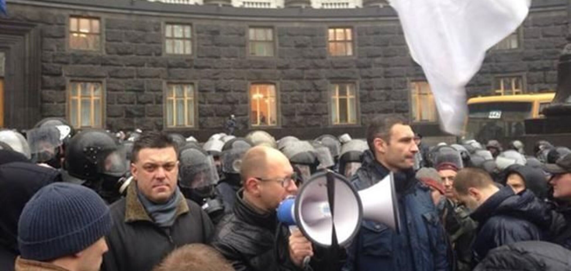 Под Кабмином скинулись на билет для Януковича в Вильнюс