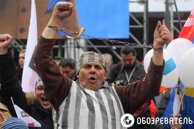 Учасники Евромайдана пікетують Кабмін з криками 'Ганьба!'