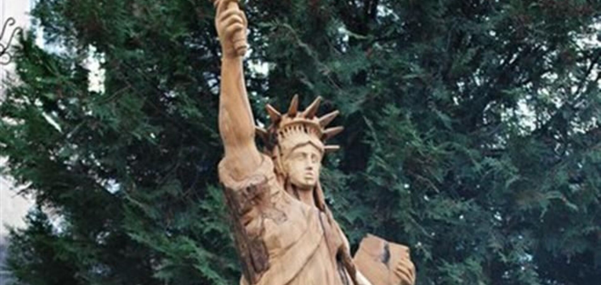 У Сімферополі з'явилася своя Статуя Свободи