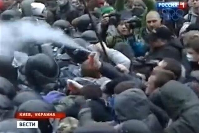 Відеофакт: протестувальники під Кабміном перші влаштували газову атаку