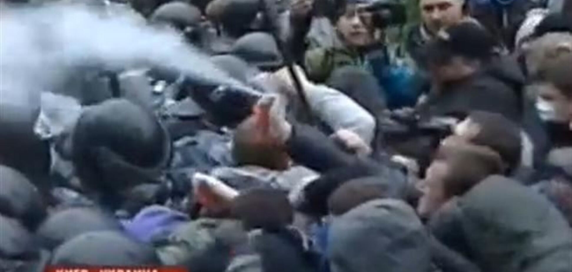 Видеофакт: протестующие под Кабмином первые устроили газовую атаку