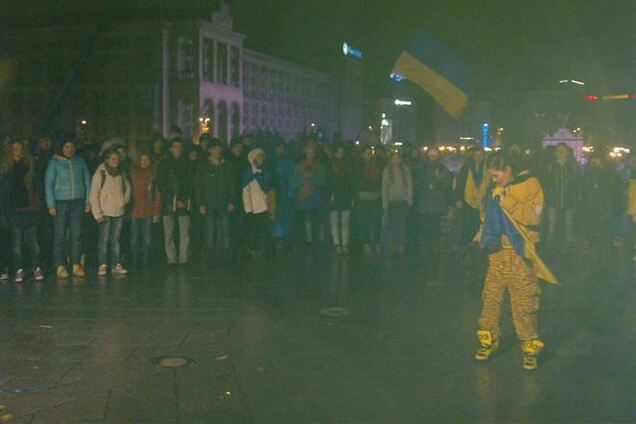 П'ята ніч Евромайдана: активісти їли піцу і 'запалювали' з Русланою