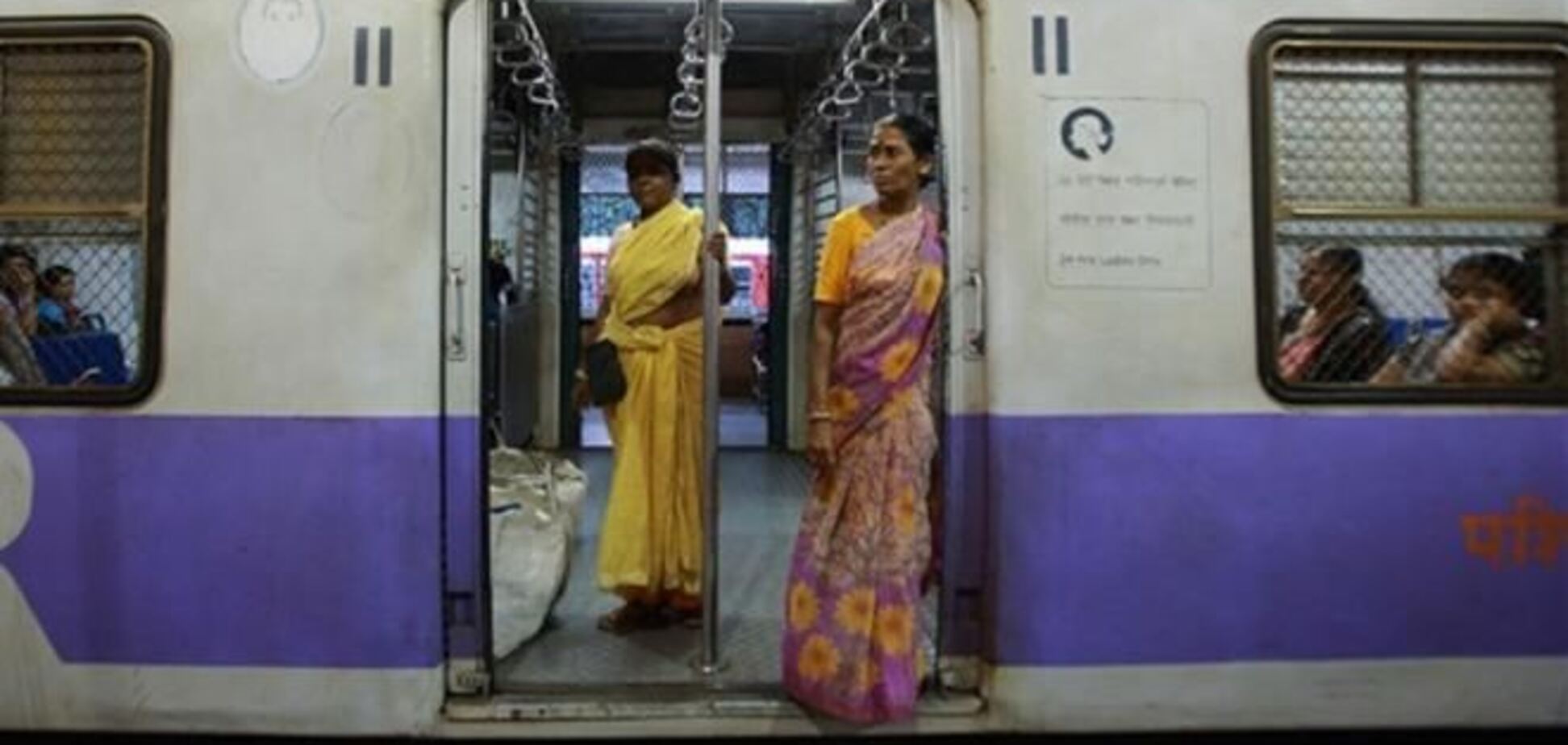 В індійському поїзді мало не згвалтували відразу 100 школярок