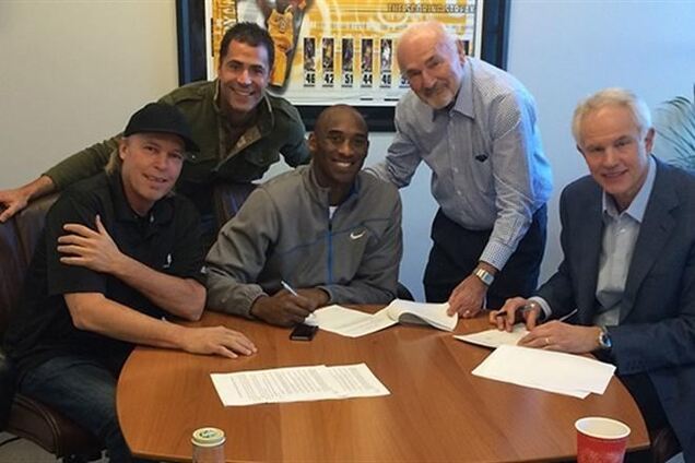 Травмированный Коби Брайант подписал с 'Лейкерс' уникальный контракт