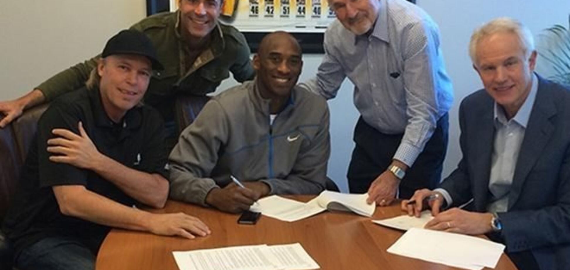 Травмированный Коби Брайант подписал с 'Лейкерс' уникальный контракт